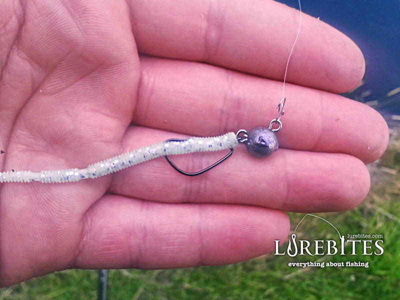 Κλασσική με offset αγκίστρι και σκουλήκι.